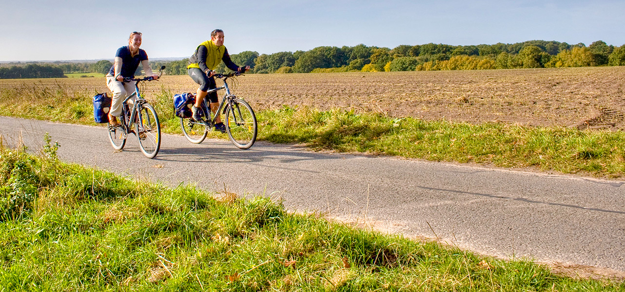 2 Radfahrer mit Treckingrad und Satteltaschen auf einem Radfernwege ins Kulturland Teufelsmoor