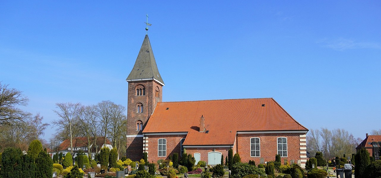 Findorffkirche mit umgebenen Friedhof in Grasberg im Teufelsmoor